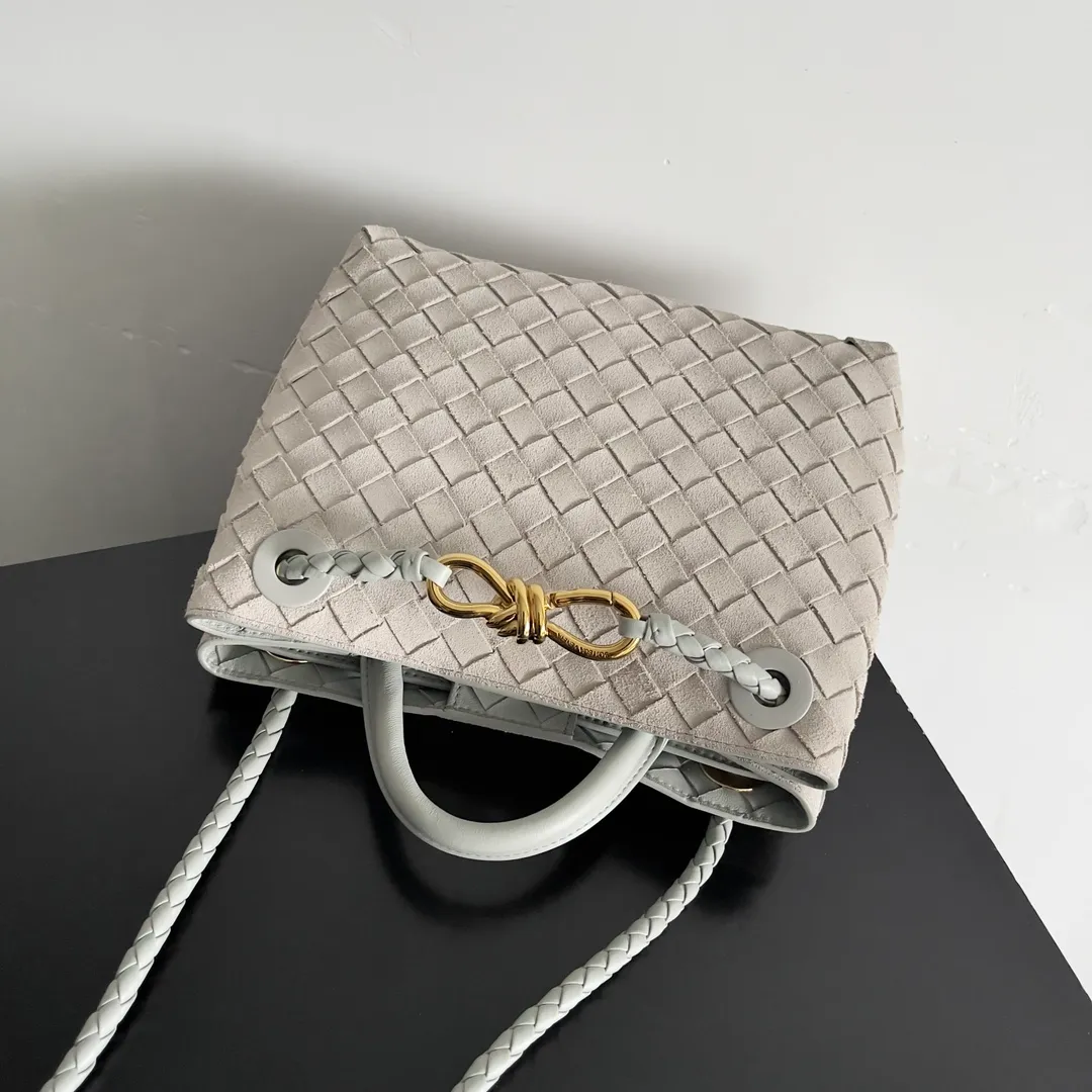 The 2023 new Andiamo batch of 1860 BV has been shipped‼ ️Really popular🔥The new Andiamo woven handbag launched by Bottega Veneta this season is really popular all over the world! ! Celebrities at home and abroad have worn it, and Oscar-winning actress Michelle Yeoh has taken it out on the street. Song Jia, Trai Yara, Yu Feihong, Sanji Ayaka, Rosie Hunting-Whiteley, Yoshioka Riho, etc. have all picked up this bag. It is classic and versatile, showing off its temperament, and the bag capacity is also large, which is very convenient for daily commuting! ! A variety of carrying methods, the shoulder straps can be adjusted by yourself, the original lambskin feels soft and delicate, and the neutral style is made to break gender boundaries and bring a more practical and longer-lasting use experience. Andiamo, which has both elegant and casual styles, perfectly interprets the true appearance of "fashionable old money style". Style number: 743568 (suede) Size: 25*22*10.5cm